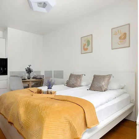 Air Conditioned Studio With Parking Krakow Grzegorzecka 67F By Heyrent Premium